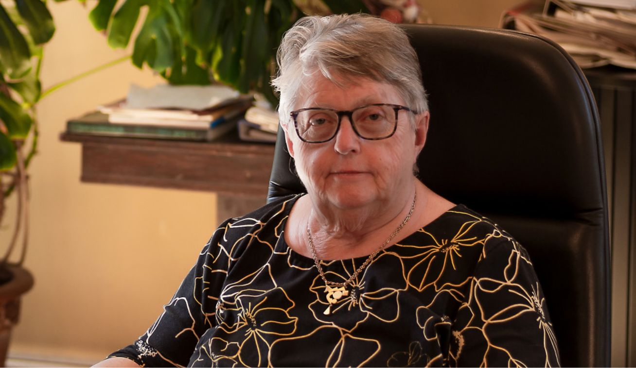 Dr. Helene Klaar © Anna Blau ALT-Textbeschreibung Portraitfoto von Dr. Helene Klaar sitzend hinterm Schreibtisch
