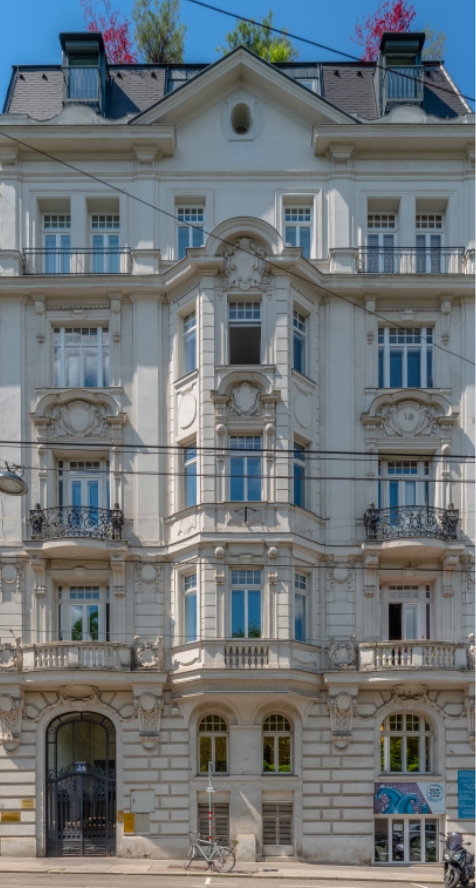 Außenansicht des Standorts der Rechtsanwaltskanzlei in Wien. Schönes, weißes & mehrstöckiges Altbau Gebäude.